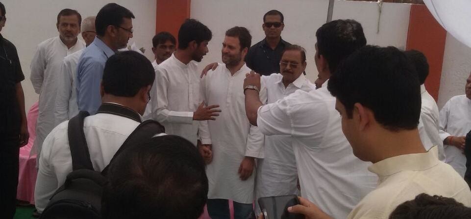 अमेठी में कार्यकर्ताओं से मुलाकात के दौरान टेंट गिरा, बाल-बाल बचे राहुल
