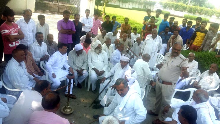 फरार आरोपी की गिरफ्तारी को लेकर भाजपा नेता से मिले ग्रामीण