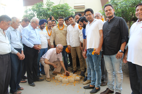 इंटरलॉकिंग टाइल्स के कार्य का शुभारंभ