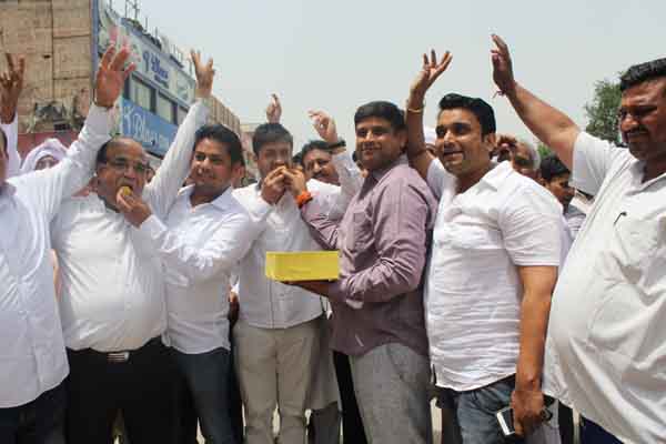 विधायक विपुल गोयल कार्यकलय पर बाटे गए लड्डू