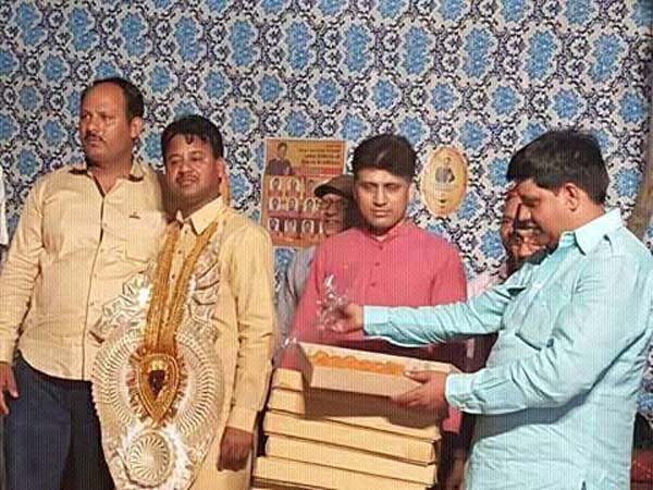 निवर्तमान प्रधान राकेश घिल्डियाल को लड्डूओं से गया तौला