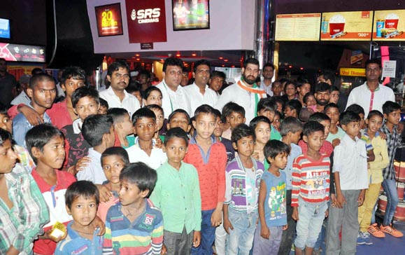 विकास चौधरी ने गरीब बच्चों के साथ मूवी देखकर मनाई स्व. राजीव गांधी की पुण्यतिथि