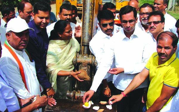 केंद्रीय मंत्री पुत्र ने किया इंटरलॉकिंग टाईल कार्य का शुभारंभ