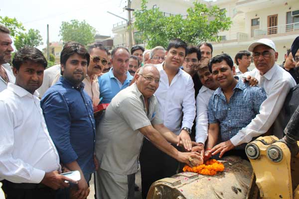 सेक्टर 10 डीएलएफ में आरएमसी रोड के कार्य का किया शुभारंभ