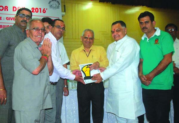 विश्व रक्तदान दिवस पर महारानी वैष्णादेवी मंदिर संस्थान सम्मानित