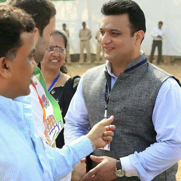 शिराज शेख करते है समाज सेवा को फर्ज समझ कर इसंनियत की मदद
