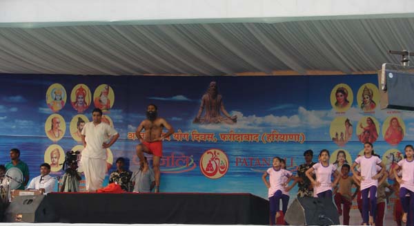 योग शिविर में बाबा रामदेव जगा रहे योग की अलख