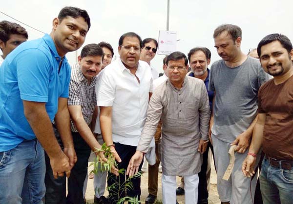 पर्यावरण को शुद्ध रखने में पेड़-पौधों की होती है अह्म भूमिका : विपुल गोयल/राजेश नागर