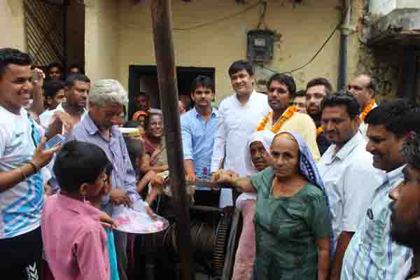 अमन गोयल ने किया एसी नगर में ट्यूबवेल का अनावरण