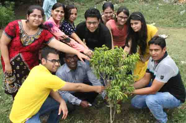 सी.ए 67 वीं वर्षगांठ पर किया गया वृक्षारोपण