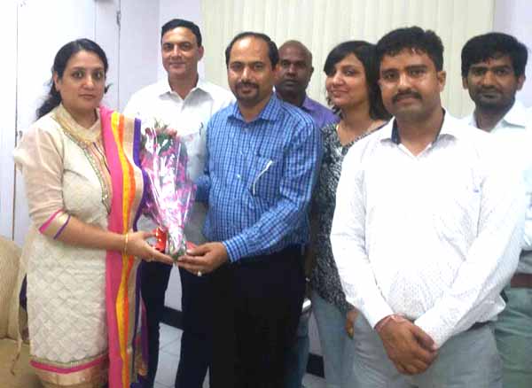 निगम कमिश्नर सोनल गोयल का बुके देकर स्वागत