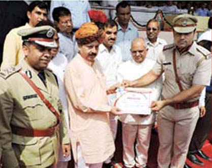 अपराध शाखा प्रमुख नरेन्द चौहान हुए सम्मनित