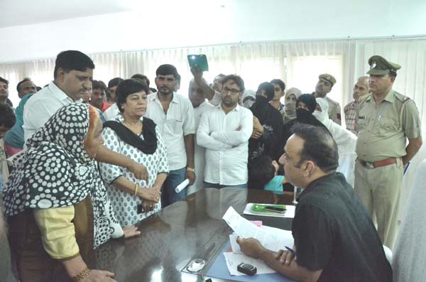 हत्या के मामलें में उचित कार्रवाही ना होने से नाराज ग्रामीण मिले डीसीपी सें