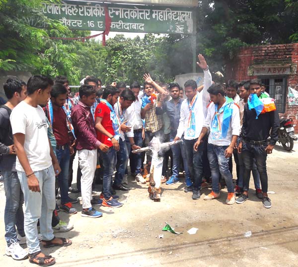 एनएसयूआई कार्यकताओ ने शिक्षा मंत्री के खिलाफ की नारेबाजी ।