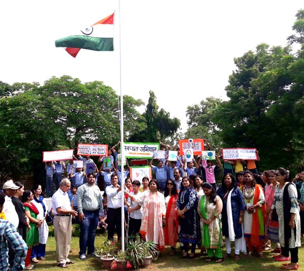 सूरजकुण्ड इंटरनेशनल स्कूल दयालबाग में स्वतंत्रता दिवस के उपलक्ष्य में समारोह आयोजित