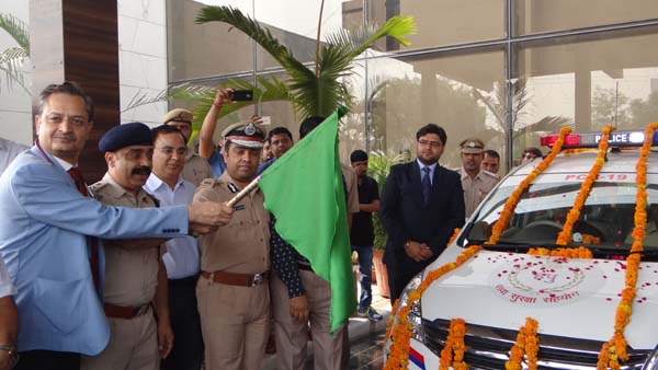 मेट्रो अस्पताल ने जिला पुलिस को भेंट की पेट्रोलिंग वैन