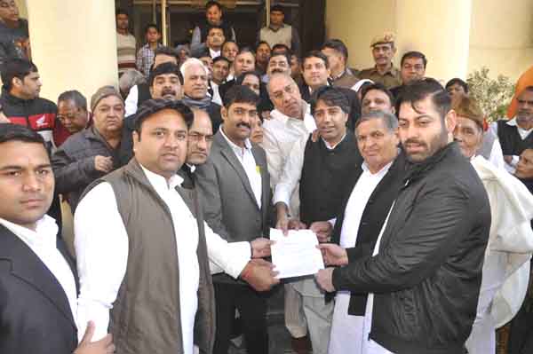 नोटबंदी को लेकर डीसी के मार्फत प्रधानमंत्री को सौंपा ज्ञापन