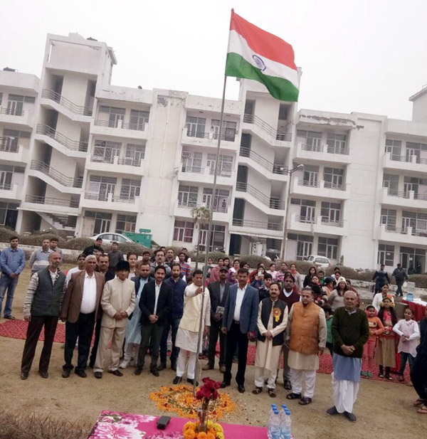 भाजपा प्रत्याशी राजेश नागर ने ध्वजारोहण करके लोगों को दी शुभकामनाएं