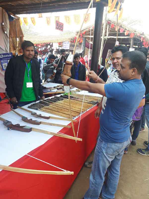 राजस्थानी तीरकमान कर रहे है युवाओं को आकर्षित