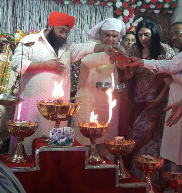 अनुराधा मुखर्जी ने लिया माता का आर्शीवाद