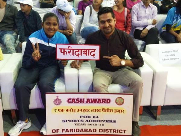 विद्यासागर इंटरनेशनल स्कूल की छात्रा आर्ची यादव को राज्यपाल ने किया सम्मानित