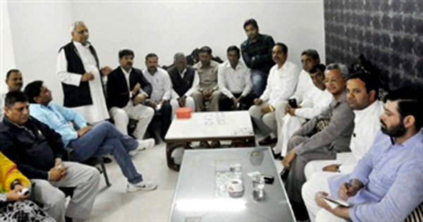 विधायकों के खिलाफ ¨नदा प्रस्ताव पारित किया