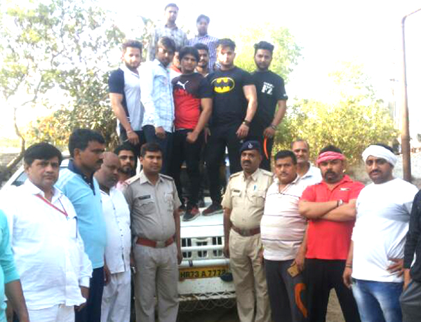 गौरक्षकों ने पुलिस की मदद से गौवंश से भरी हुई पिकअप गाड़ी पकड़ी