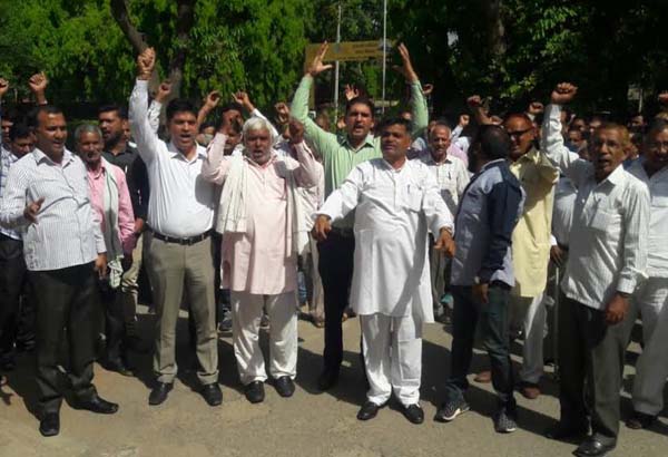 निगम कर्मचारियों ने किया प्रदर्शन
