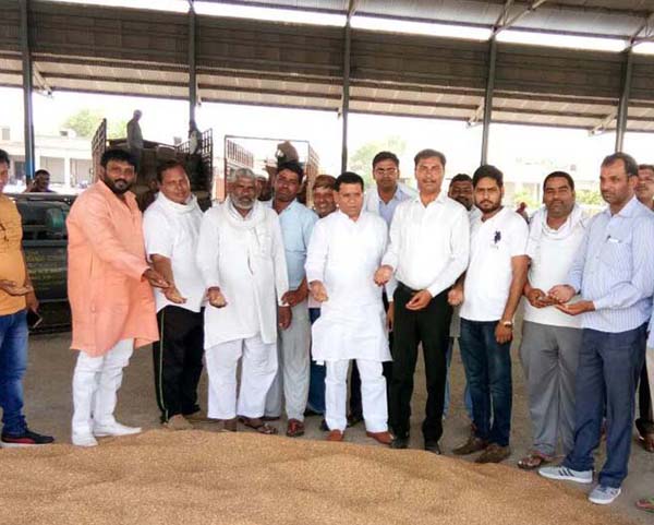 भाजपा नेता राजेश नागर ने तिगांव मण्डी का दौरा किया