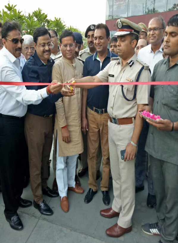 आरपीएस गु्रप ने पुलिस को सौंपा गश्त के लिए वाहन
