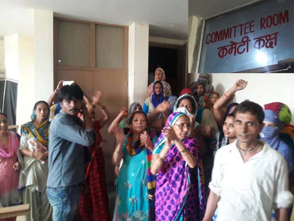 पानी की समस्या को लेकर लोगों ने किया निगम सदन का घेराव