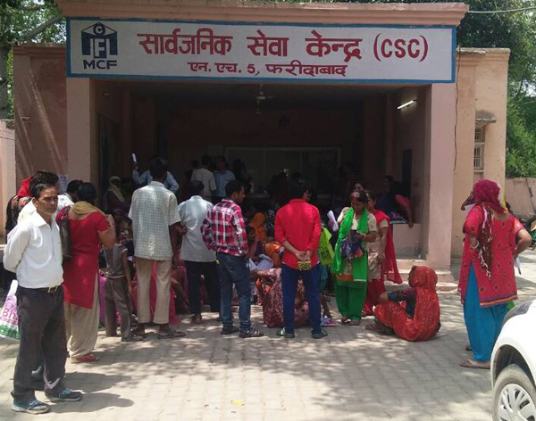 प्रधानमंत्री आवास योजना के तहत भरे जा रहे फार्म के कार्य ने पकड़ी तेजी