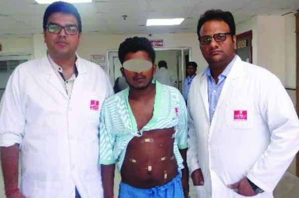 मैट्रों अस्पताल ने बचाई चाकू लगने से गम्भीर हुए एक मरीज की जान