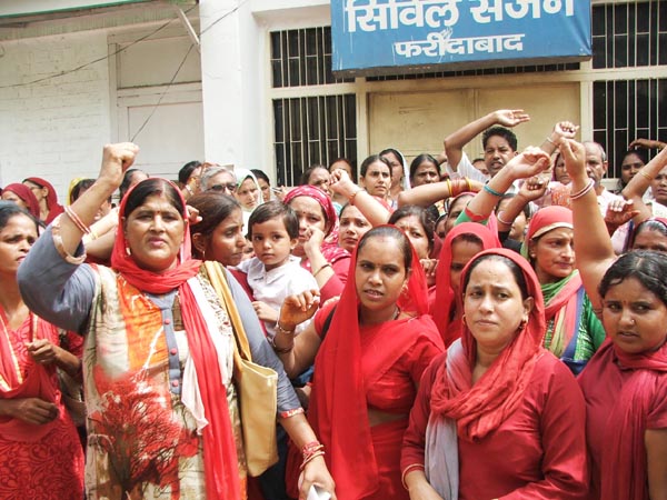 आशा वर्कर यूनियन ने किया सीएमओ के खिलाफ रोष प्रदर्शन