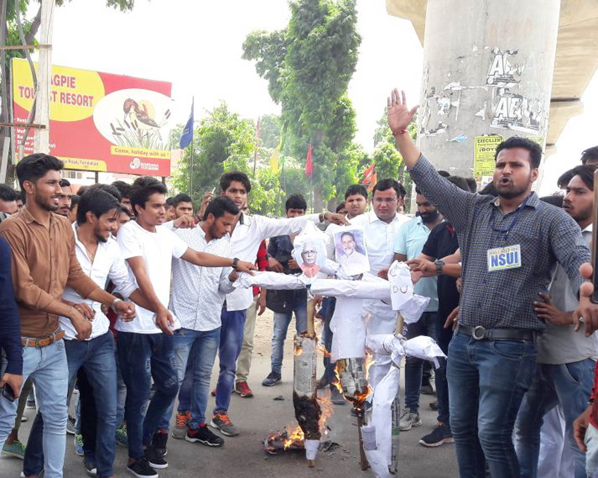 मुख्यमंत्री सहित शिक्षामंत्री साथ एमडीयू के वाईस चांसलर का फंूका पुतला