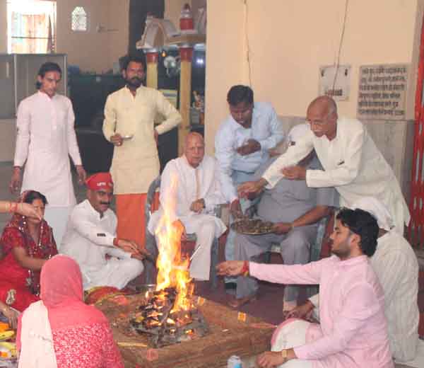 श्री बांके बिहारी मंदिर में नवमी पर किया गया हवन।