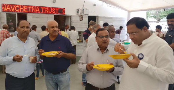 कैबिनेट मंत्री विपुल गोयल ने लोगों के साथ खाया 5 रूपये का खाना