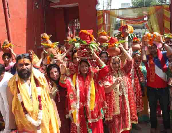 श्री बांके बिहारी मंदिर से निकाली गई कलश यात्रा।