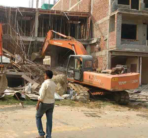 सैक्टर-37 में चला निगम का पीला पंजा