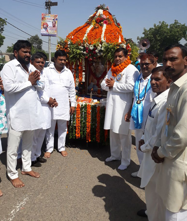 धर्मबीर भड़ाना ने रिबन काटकर किया शोभायात्रा का शुभारंभ