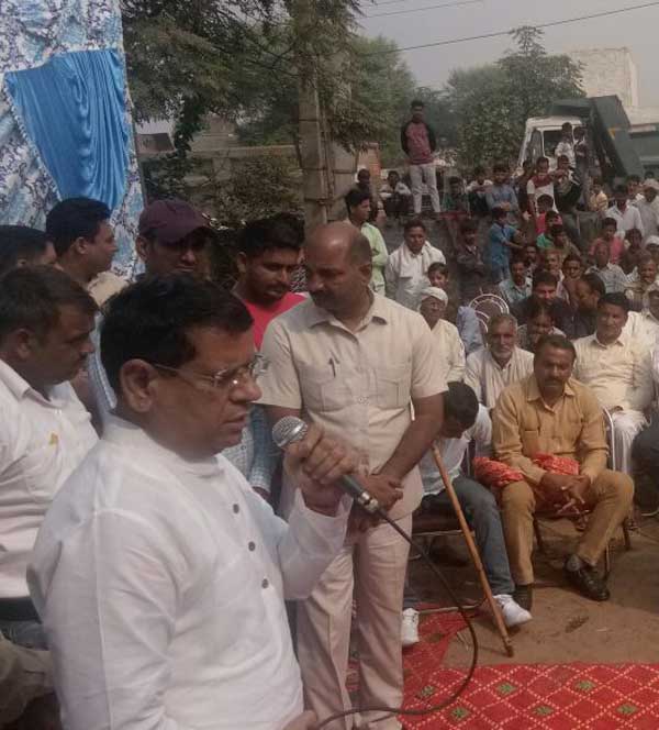 चलो गांव की ओर के तहत चांदपुर में पहुंचे भाजपा नेता