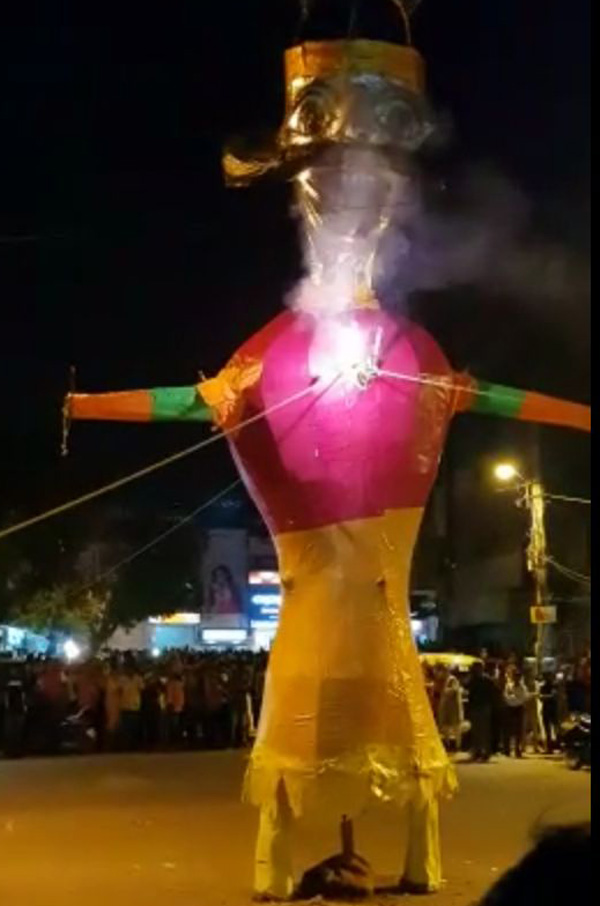 श्री बांके बिहारी मंदिर के प्रधान ललित गोस्वामी ने किया रावण दहन।