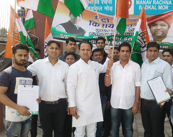कांग्रेस नेताओं ने चलाया मैट्रो रेल का किराया बढ़ाने को लेकर हस्ताक्षर अभियान