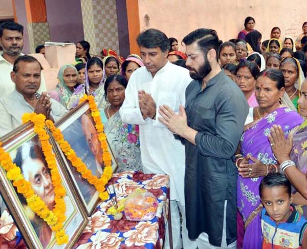 कांग्रेसियों ने आशा वर्करों के साथ मनाई स्व. इंदिरा गांधी की पुण्यतिथि