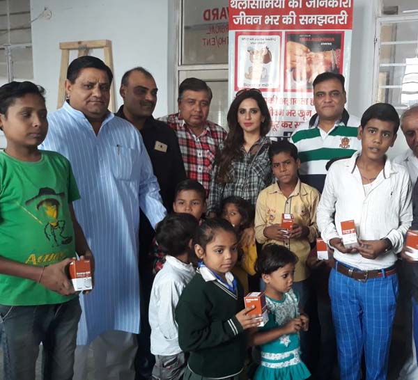 आप नेता धर्मबीर भड़ाना ने थैलासीमिया ग्रस्त बच्चों को बांटी दवाईयां