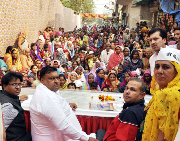 स्व. इंदिरा गांधी के पदचिन्हों पर चलकर राजनीति में सक्रिय भूमिका निभाएं महिलाएं : लखन सिंगला
