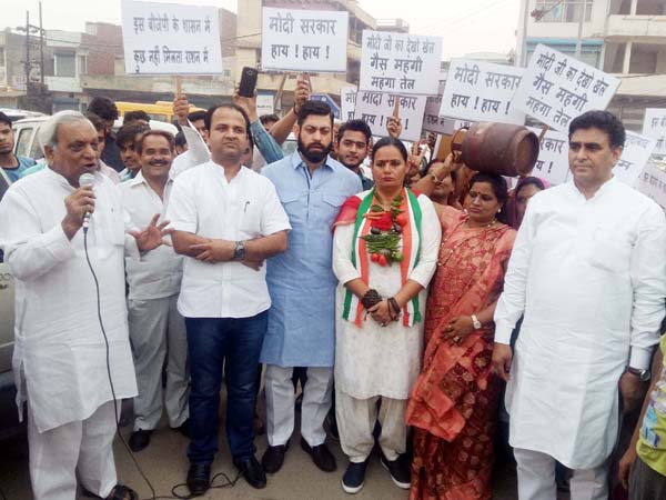 महिला कांग्रेस ने गले में सब्जियां व सिर पर सिलैंडर रखकर किया विरोध प्रदर्शन