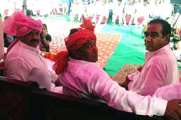 क्षेत्र में चल रहे विकास कार्याे पर पैनी नजर रखे ग्रामीण : टेकचंद शर्मा