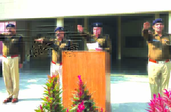 संविधान दिवस मौके पर पुलिस अधिकारियों एवं कर्मचारियों ने ली शपथ।