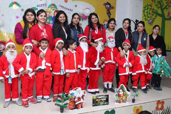 विद्यासागर स्कूल में पहुंचा सांता, नौनिहालों को बांटी खुशियां